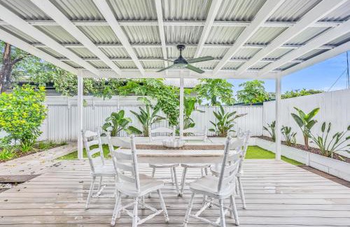 Holloways Beach House | Bright and Spacious Triplex Near Holloways Beach