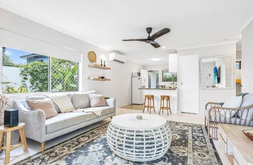 Holloways Beach House | Bright and Spacious Triplex Near Holloways Beach