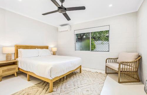 Holloways Beach House | Bright and Spacious Triplex Near Holloways Beach