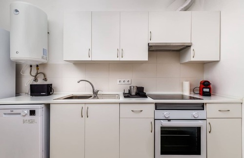 Cacilhas Apartment | Bright and Spacious Two Bedroom Apt in Almada