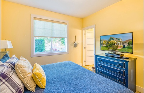 Oroville Cottage | Bright and sunny, inside and out, and just a short walk to Lake Osoyoos