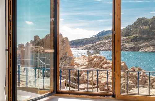 Tamariu Apartment | Bright apartment on the beach with sea views, ideal for relaxing with the family