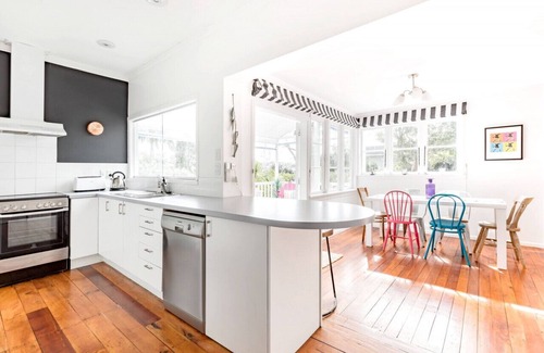 Torbay House | Bright Beachside Cottage