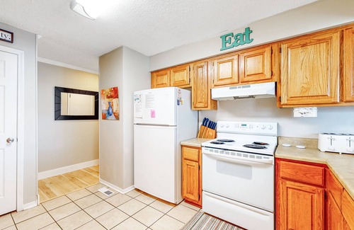 Gulf Shores Condo | Bright & Beautiful Condo with Shared Pool, Boat & Fishing Pier, Balcony, AC