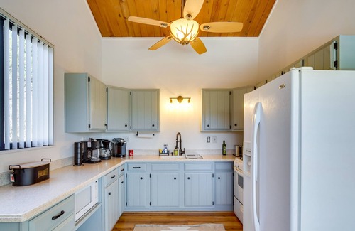 Big Bear City Cottage | Bright Big Bear Cottage w/ Fire Pit: 3 Mi to Lake!