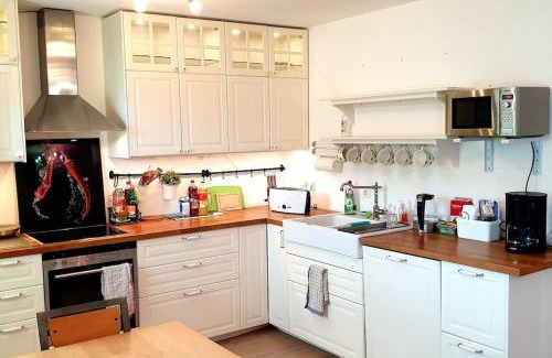 Munchen District Apartment | Bright by Trade Fair ICM 15 min direct to City Center 2-BedRoom full 2-BathRoom, free Parking, Balcony, Family and Business friendly
