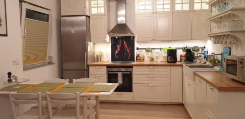 Munchen District Apartment | Bright by Trade Fair ICM 15 min direct to City Center 2-BedRoom full 2-BathRoom, free Parking, Balcony, Family and Business friendly