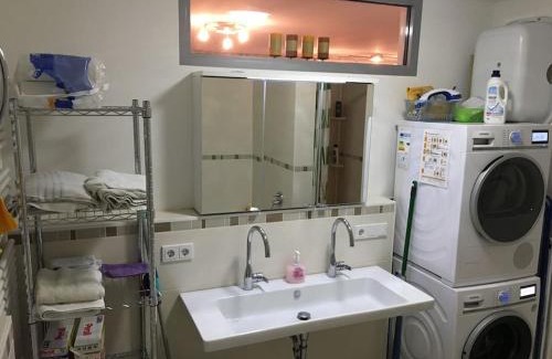 Munchen District Apartment | Bright by Trade Fair ICM 15 min direct to City Center 2-BedRoom full 2-BathRoom, free Parking, Balcony, Family and Business friendly