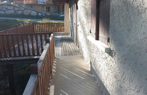La Salle-les-Alpes Ski Chalet | Bright, charming apartment with large terrace in a family chalet at the foot of the slopes