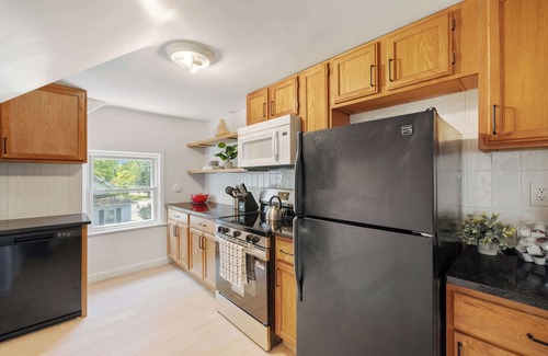 Ypsilanti Apartment | Bright, Clean & Cozy Newly-Renovated 2BR! Welcome!