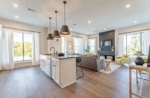 Urbandale Nations House | Bright, Clean & Lively in Nashville