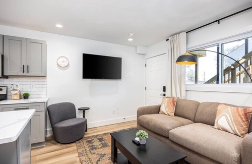 Hillsboro Village Apartment | Bright Condo with 3 Beds 2 Bedrooms + Walk to Grocery