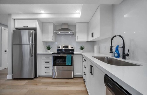 Kitchener House | Bright & Cozy 1BR Basement Unit
