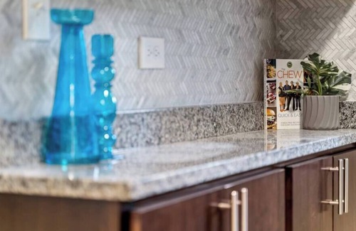 Boystown Apartment | Bright & Cozy 1BR w/ In-Unit Laundry