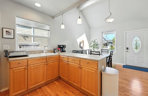 Alberta House | Bright & Cozy Alberta Cottage w Fast WiFi, AC 2blks to food & fun!