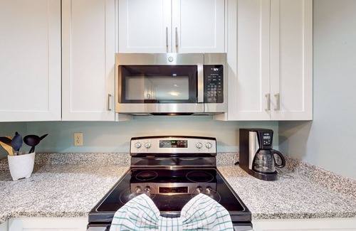 West Melbourne House | Bright dog-friendly house with screened patio - beach & golf nearby