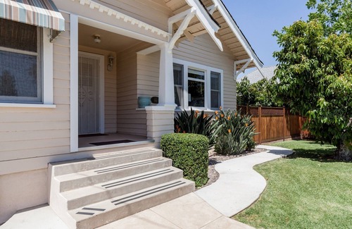 Whittier House | Bright, Family-Friendly Home, Great Beds, between Disneyland & Universal Studios