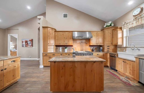 Lake Hughes House | Bright Family Getaway Mountain Views Outdoor Living