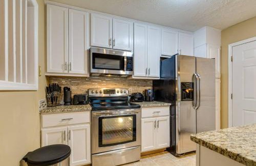 Fayetteville House | Bright Fayetteville Vacation Home with Fireplace!