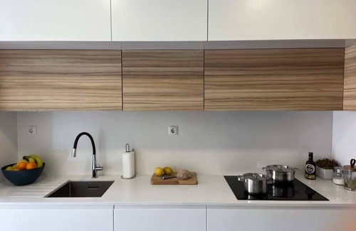 Oeiras Apartment | Bright Flat by Carcavelos Beach with Fast Wi-Fi