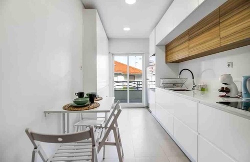 Oeiras Apartment | Bright Flat by Carcavelos Beach with Fast Wi-Fi