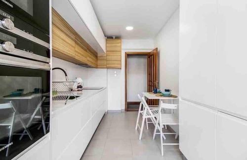 Oeiras Apartment | Bright Flat by Carcavelos Beach with Fast Wi-Fi