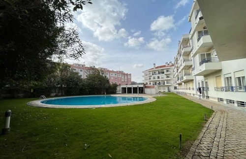 Oeiras Apartment | Bright Flat by Carcavelos Beach with Fast Wi-Fi