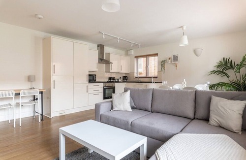 Maidenbower Apartment | Bright Fully Furnished Apartment/2 Parking Spaces