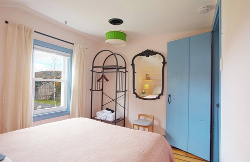 Jefferson Other | Bright Getaway Steps from Nature
