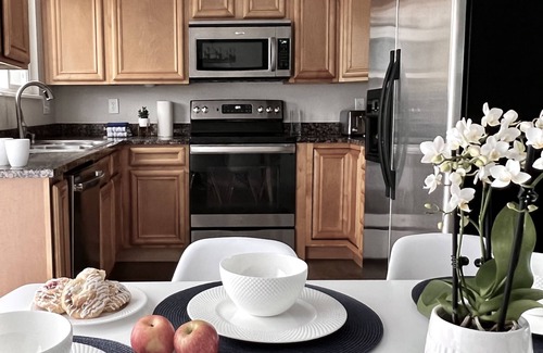 Broomfield House | Bright Home w/Huge backyard -20 min Denver/Boulder & 1 hour from ski resorts