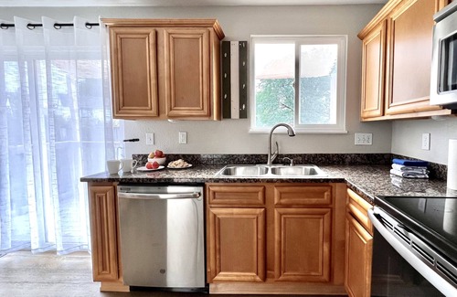 Broomfield House | Bright Home w/Huge backyard -20 min Denver/Boulder & 1 hour from ski resorts