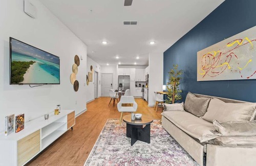 Lake Buena Vista Apartment | Bright King Suite w/Pool + Gym and Near Parks