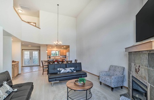 Klamath Falls House | Bright Klamath Falls Townhome w/Resort Perks