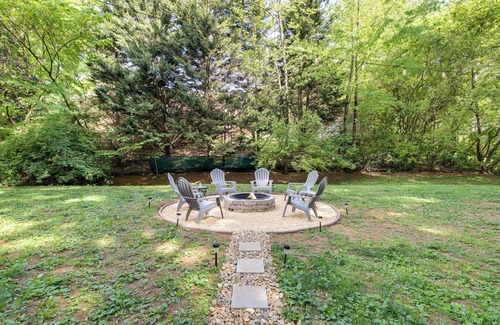 Knoxville House | Bright Knoxville Vacation Rental w/Large Backyard