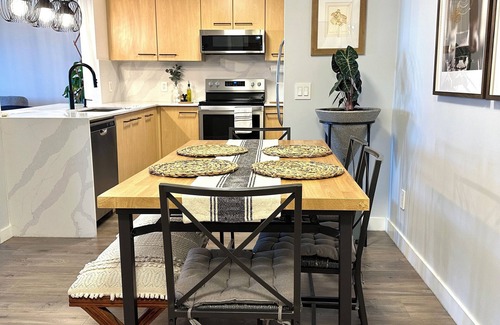 Sappertown Apartment | Bright Modern Condo Near SkyTrain & Hospital