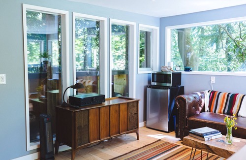 West Hills House | Bright, Modern Guest House @ Ferngully