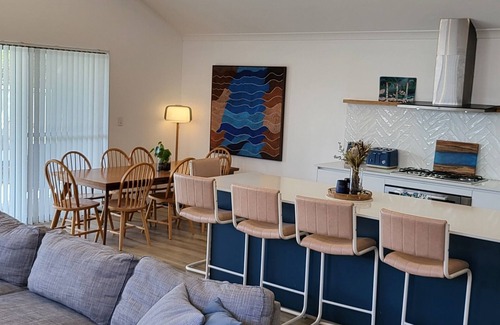 Bassendean House | Bright Modern Home- Poolside Escape