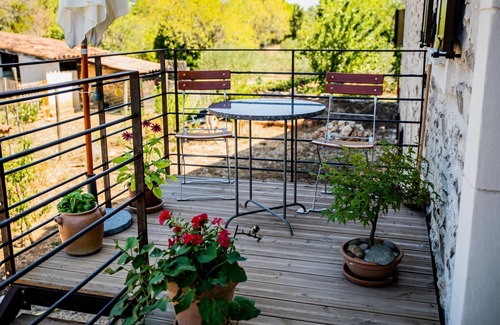 Assignan House | Bright, modern loft Comfortable Vacation Home