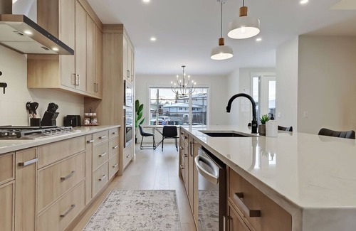 Northwest Calgary House | Bright & Modern Luxurious Home - Secure Garage Parking - King Bed - Pet Friendly