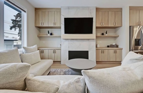 Northwest Calgary House | Bright & Modern Luxurious Home - Secure Garage Parking - King Bed - Pet Friendly