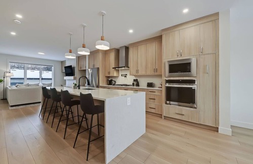 Northwest Calgary House | Bright & Modern Luxurious Home - Secure Garage Parking - King Bed - Pet Friendly
