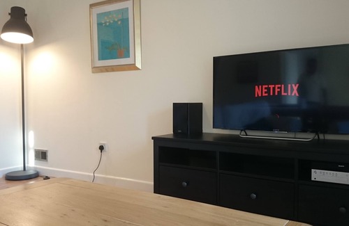 Summertown Apartment | Bright, modern Oxford apartment with parking - minutes from bars and restaurants