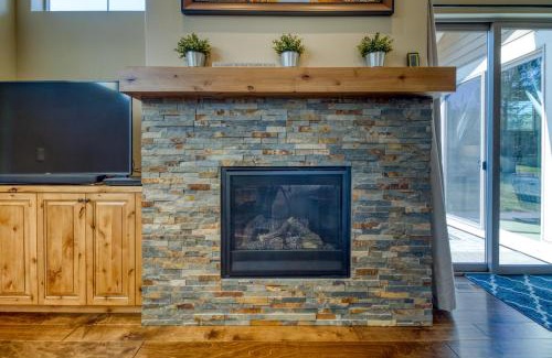 Redmond House | Bright, Modern Retreat in Eagle Crest Resort