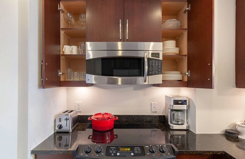 Mount Vernon Triangle Apartment | Bright Mt. Vernon 1BR w/ Gym, W/D, 2 Pools & Rooftop by Blueground