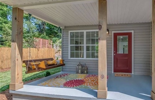 Lynn House | Bright New Cozy Cottage - 1/2 mi from downtown.