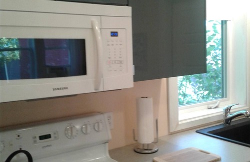 Queens Square Apartment | Bright Newly Renovated Downtown Historic Studio on Water Street