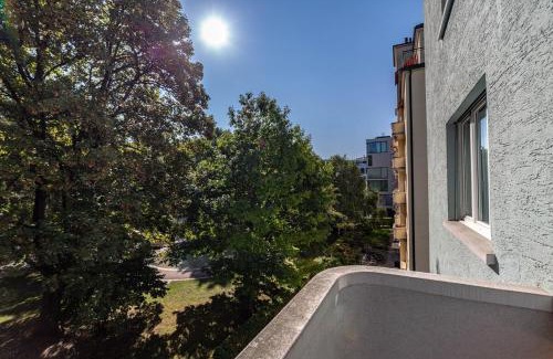 Hottingen Apartment | Bright one bedroom flat - Parkview 1