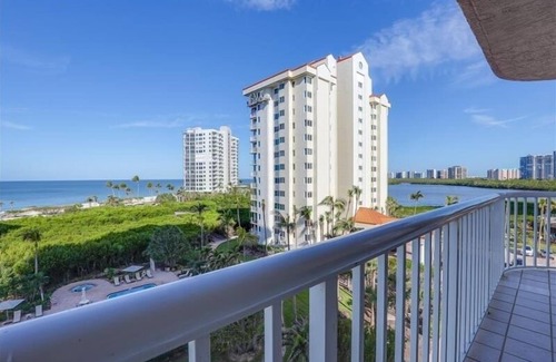 Park Shore Condo | Bright open 2 bedroom beachfront condo - CL0403