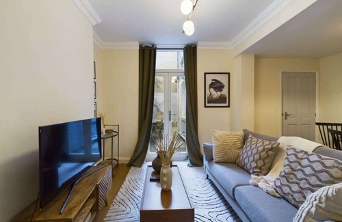 Pimlico Apartment | Bright Pimlico Flat with Private Courtyard Patio