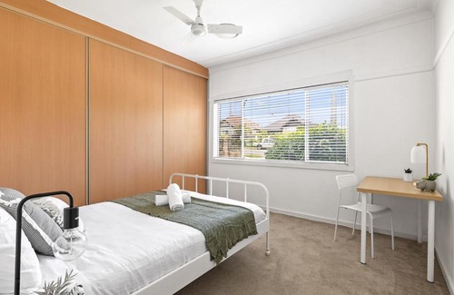 Ryde House | Bright Queen Room - Central Location at Ryde - Shared Bathroom